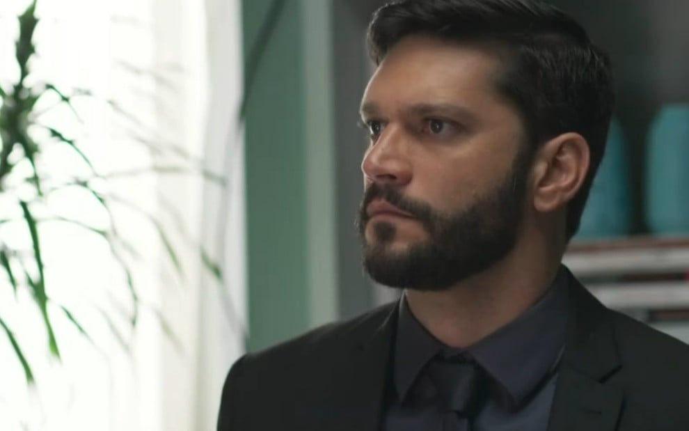 O ator Armando Babaioff em cena como o personagem Diogo em Bom Sucesso, novela das sete da Globo