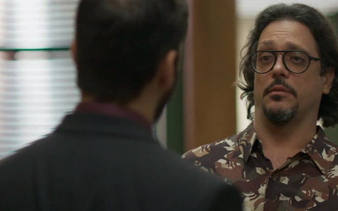 Os atores Armando Babaioff e Lucio Mauro Filho em cena de Bom Sucesso, novela das sete da Globo