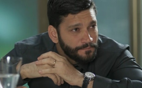 O ator Armando Babaioff em cena como o personagem Diogo em Bom Sucesso, novela das sete da Globo