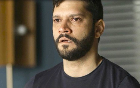 O ator Armando Babaioff em cena como Diogo em Bom Sucesso, novela das sete da Globo
