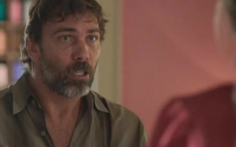 O ator Marcelo Faria caracterizado como Elias em Bom Sucesso, novela das sete da Globo