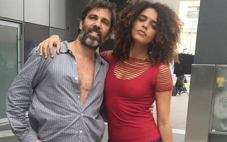 Os atores Marcelo Faria e Kizi Vaz caracterizados como Elias e Rosemary em Bom Sucesso, novela das sete da Globo