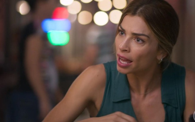 A atriz Grazi Massafera em cena como Paloma na novela Bom Sucesso
