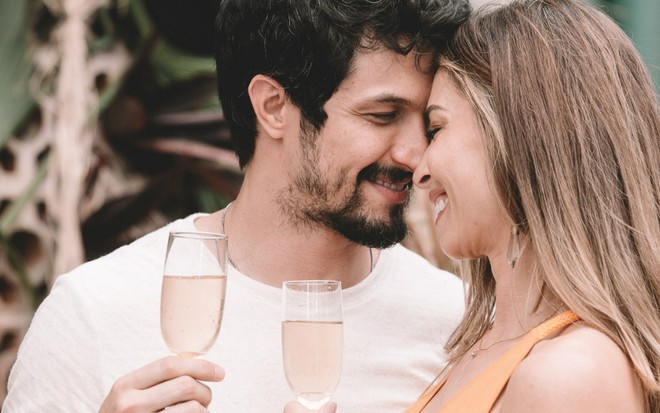 Os atores Romulo Estrela e Grazi Massafera em cena de final feliz em Bom Sucesso