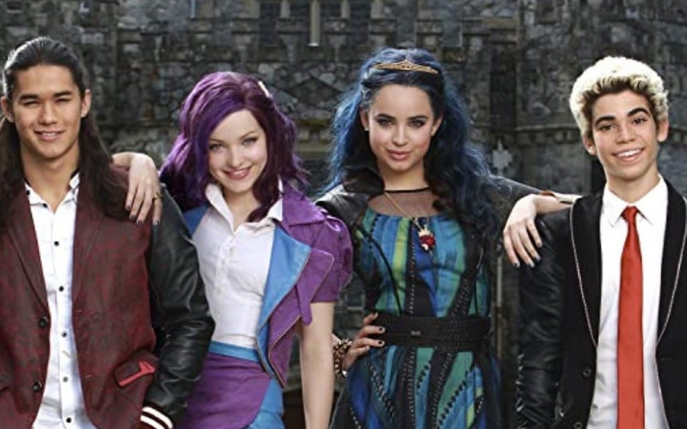 Da esquerda para a direita: Booboo Stewart, Dove Cameron, Sofia Carson e Cameron Boyce sorriem caracterizados como os personagens de Descendentes