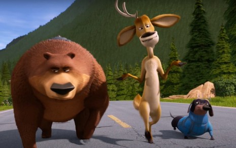 Da esquerda para direita: Boog (urso-pardo), Elliot (cervo) e Sr. Salsicha (cachorro) caminham por uma estrada em cena da animação O Bicho Vai Pegar 4