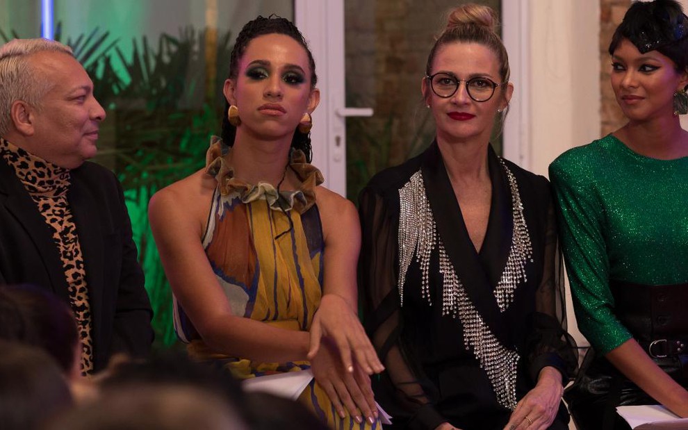 Os jurados André Veloso, Alice Marcone e Lila Colzani e a apresentadora Laís Ribeiro em gravação do reality Born to Fashion