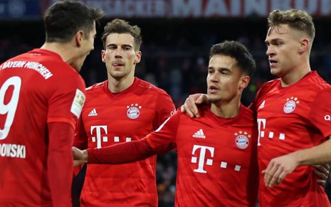 Jogadores do Bayern de Munique se abraçam para comemorar gol no Campeonato Alemão