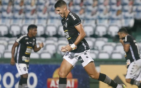 Pedro Raul corre e comemora gol pelo Botafogo no Campeonato Brasileiro