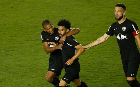 Imagem exibe jogadores do Bragantino comemorando gol contra o Santos