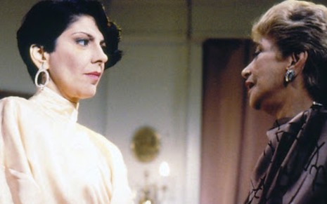 As atrizes Marília Pêra e Glória Menezes em cena como as personagens Rafaela e Rosemere de Brega & Chique (1987)
