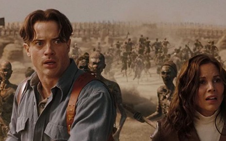Brendan Fraser e Maria Bello assustados em cena de A Múmia: Tumba do Imperador Dragão