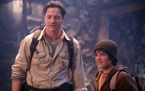 Brendan Fraser e Josh Hutcherson em cena de Viagem ao Centro da Terra - O Filme