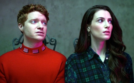 Pete (Brendan Scannell) e Tiff (Zoe Levin) olham para a direita com expressão assustada em cena de Amizade Dolorida