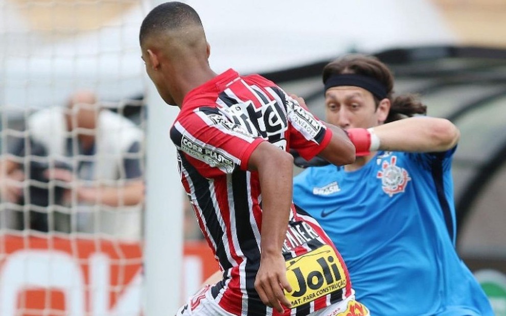 Imagem de Brenner (de costas) driblando Cássio em jogo do Campeonato Brasileiro 2020