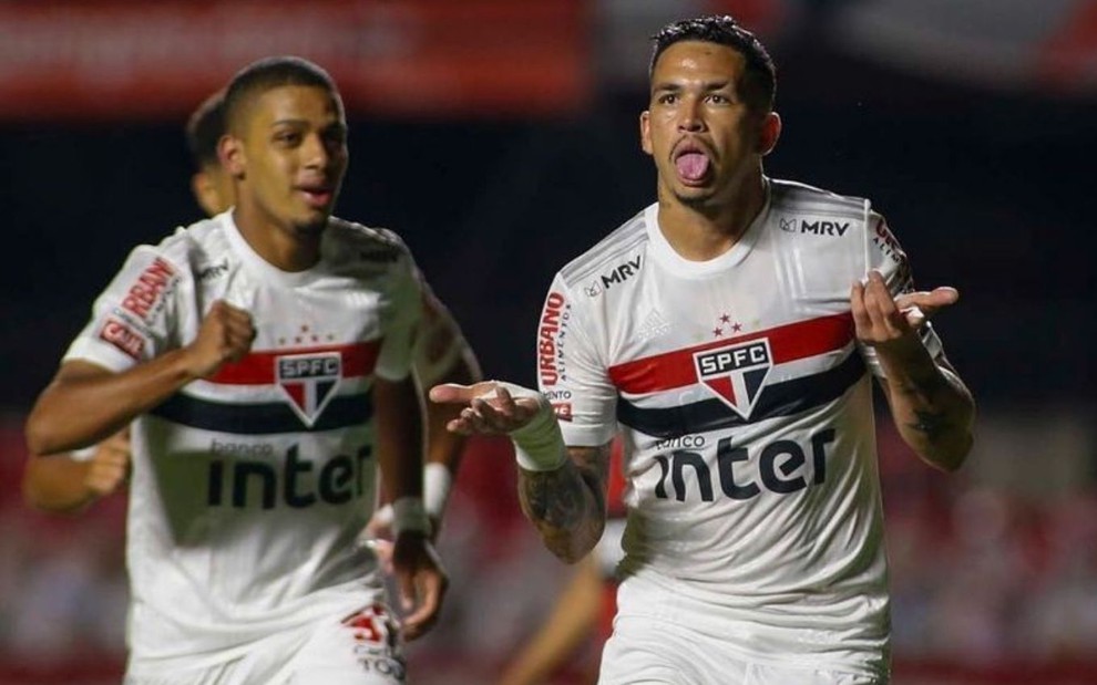 Imagem de Brenner (à esq) e Luciano comemorando gol do São Paulo contra o Flamengo na Copa do Brasil