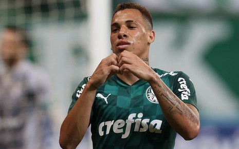 Atacante Breno Lopes celebra com coraçãozinho gol pelo Palmeiras