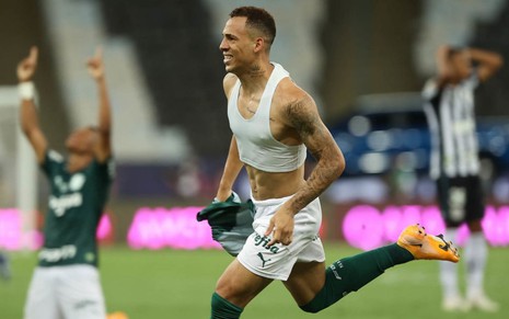 Breno Lopes, sem camisa, comemora gol do título da Liberadores pelo Palmeiras