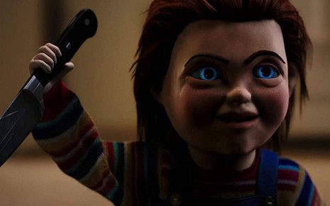 O boneco ruivo Chuck (Mark Hamill) segura uma faca em cena de Brinquedo Assassino (2019)