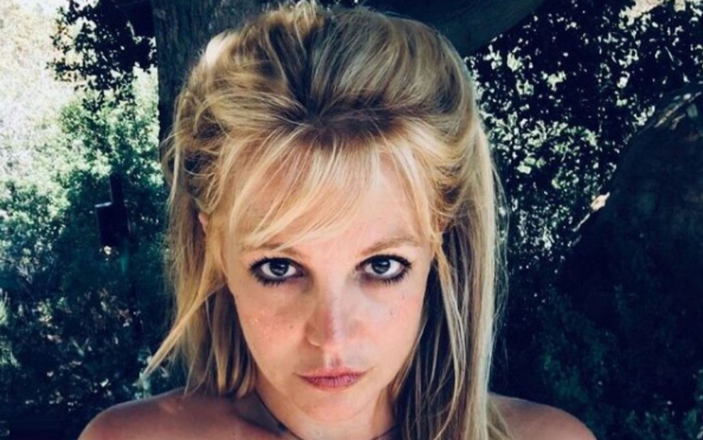Britney Spears olha para a câmera ao posar para foto