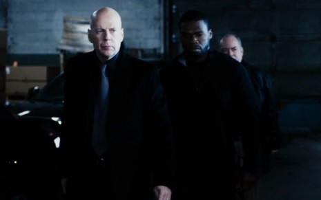 Bruce Willis e 50 Cent sérios em cena de Sem Lei (2011)