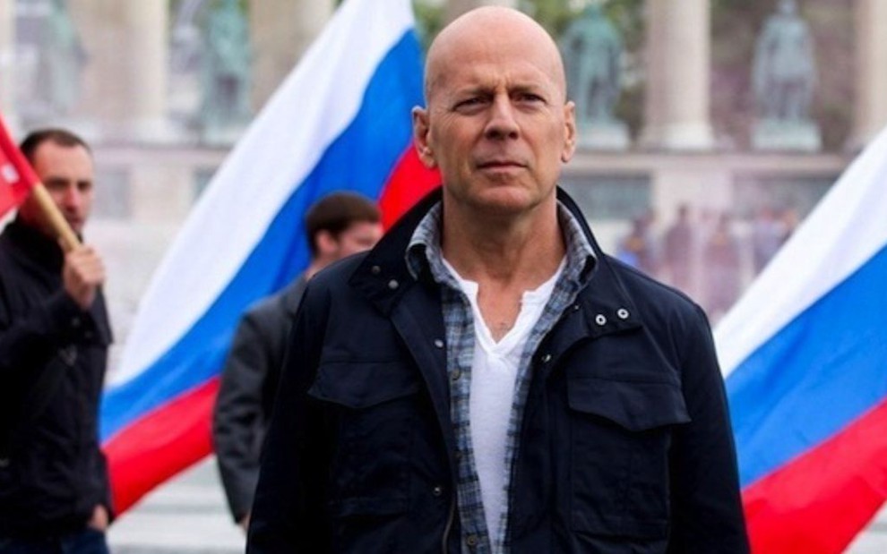 Bruce Willis anda por Moscou em cena de Duro de Matar: Um Bom Dia para Morrer (2013)