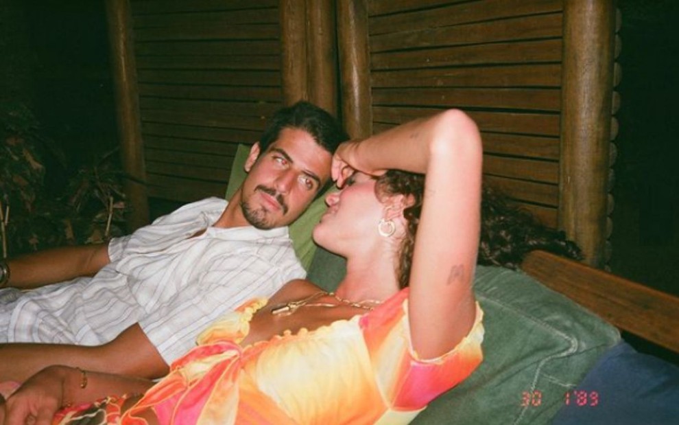 Enzo Celulari olha para Bruna Marquezine, sua namorada, em foto postada pela atriz no Instagram
