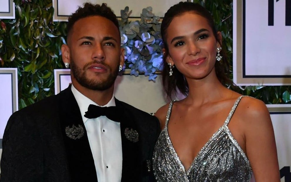 Neymar de terno e gravata borboleta, ao lado de Bruna Marquezine, que usava um vestido decotado prateado