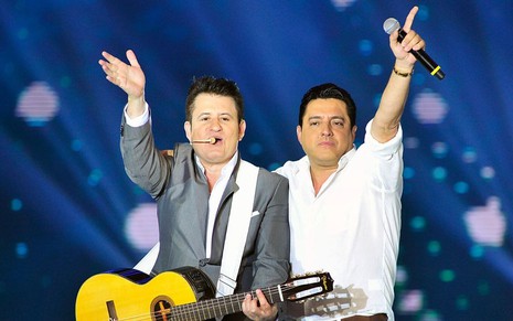 Marrone (à esq.) e Bruno com os braços erguidos durante edição do Show da Virada na Globo