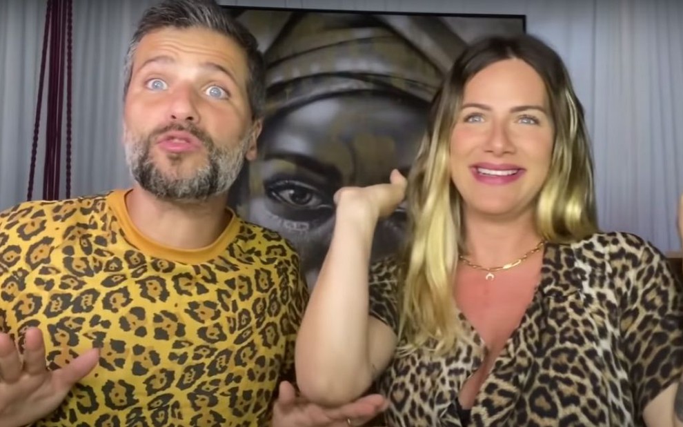 Imagem de Bruno Gagliasso e Giovanna Ewbank vestidos com estampa de oncinha em vídeo no YouTube