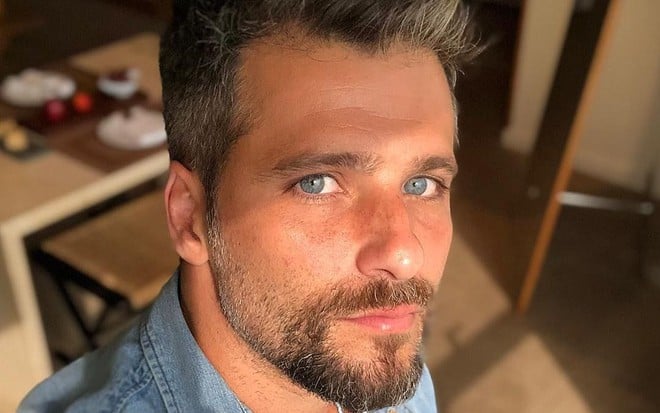 De barba, Bruno Gagliasso em selfie com camiseta branca e camisa azul aberta por cima