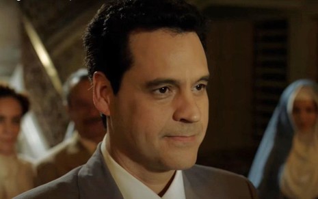 O ator Bruno Garcia com expressão serena em cena de Divaldo - O Mensageiro da Paz (2019)