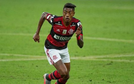 Bruno Henrique, do Flamengo, com a bola em duelo do Campeonato Brasileiro