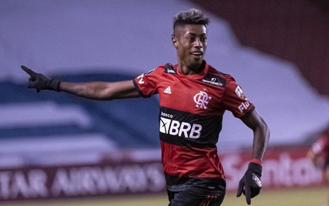 Imagem de Bruno Henrique comemorando gol durante jogo do Flamengo