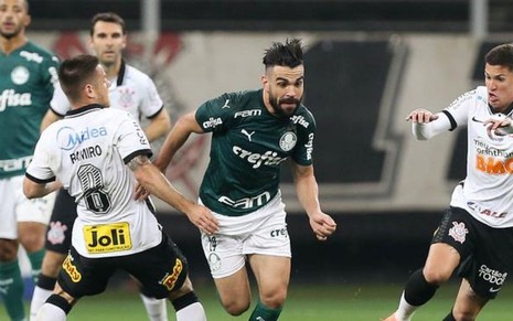 Imagem exibe jogadores de Corinthians e Palmeiras em disputa de bola no primeiro clássico do ano