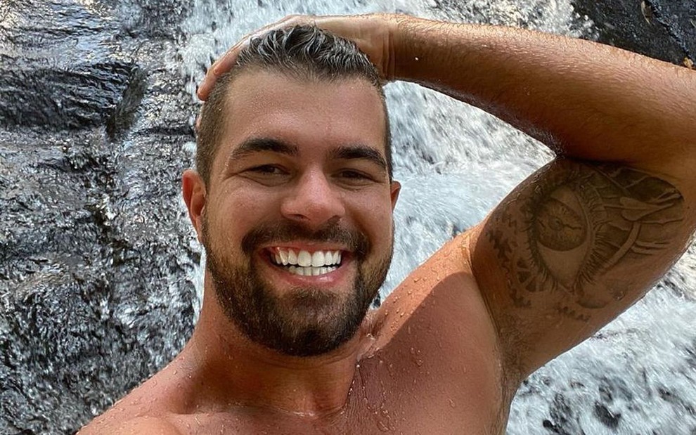 Bruno Miranda sem camisa em banho de cachoeira