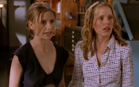 Sarah Michelle Gellar e Emma Caulfield assustadas em cena da série Buffy: A Caça-Vampiros