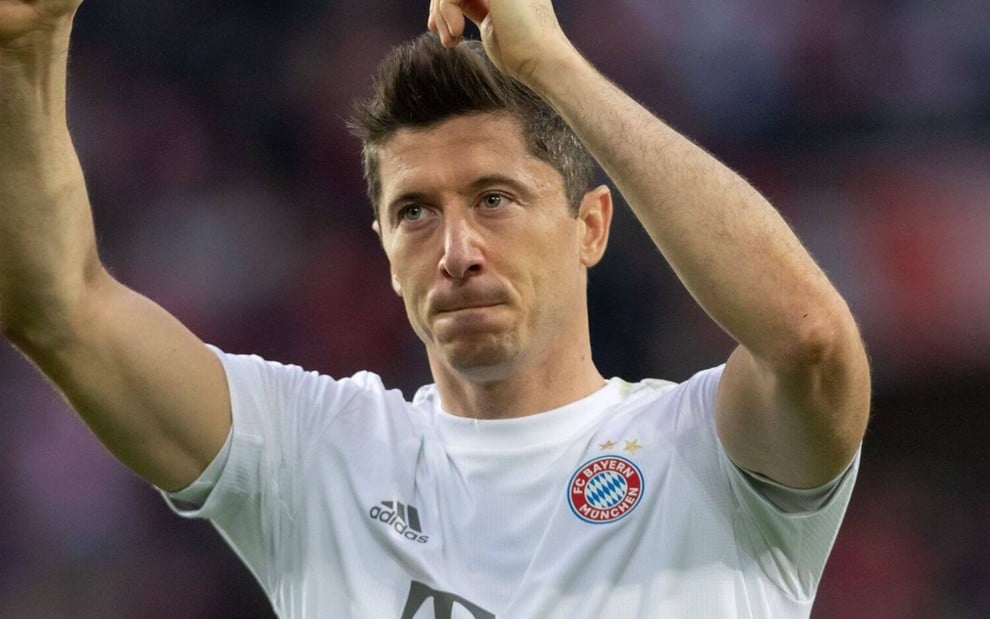 O atacante Robert Lewandowski, do Bayern de Munique, levanta os braços em sinal de agradecimento