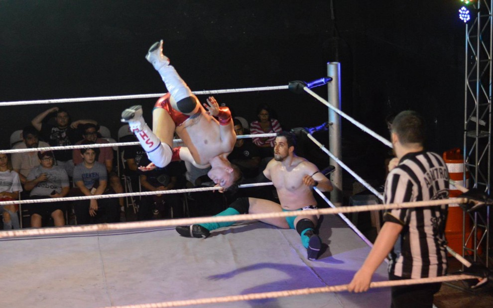 Os lutadores Acce e Matths Alves se enfrentando em evento ao vivo da BWF