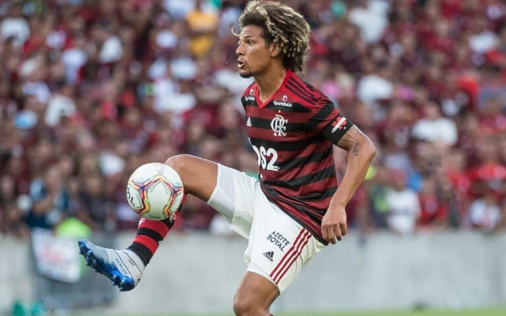 Willian Arão domina bola em jogo do Flamengo no Campeonato Carioca