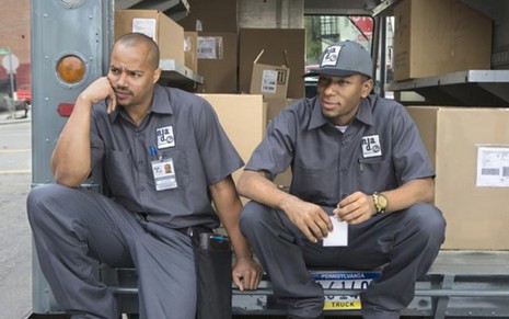 Leo Jackson (Donald Faison) sentado em um caminhão de entregas com o rosto apoiado na mão, ao seu lado está  Eric (Yasiin Bey)