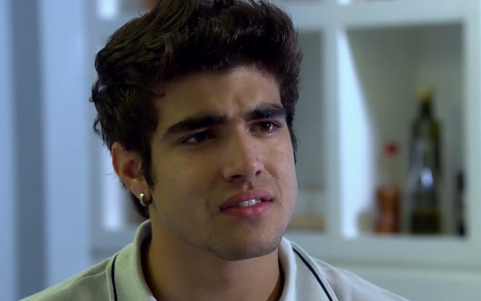 O ator Caio Castro com expressão preocupada, em cena como Antenor, em Fina Estampa