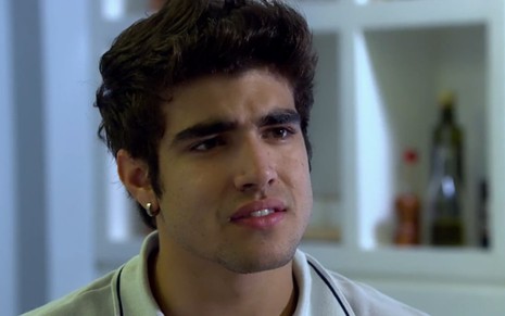 O ator Caio Castro com expressão preocupada, em cena como Antenor, em Fina Estampa