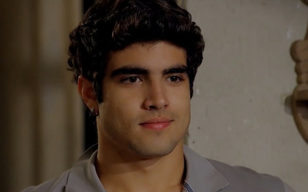 O ator Caio Castro esboça um sorriso sutil em cena como o personagem Antenor da novela Fina Estampa