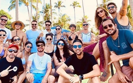Caio Castro e Grazi Massafera aparecem juntos em foto com parentes e amigos do ator 