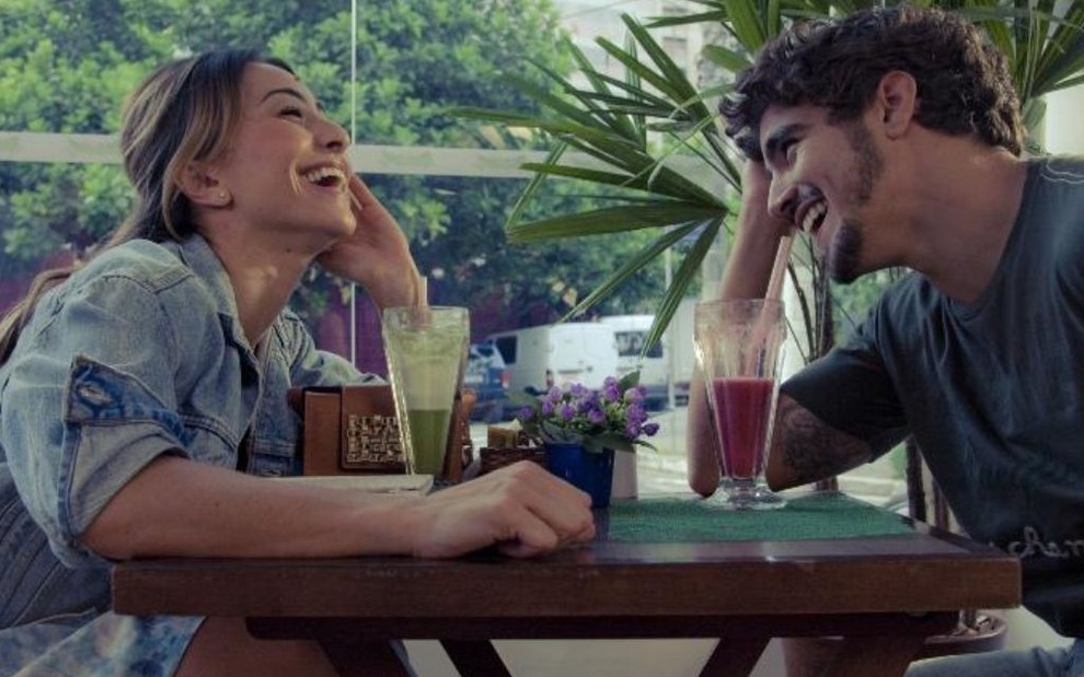 Sabrina Sato e Caio Castro aos risos em cena de A Grande Vitória (2014)
