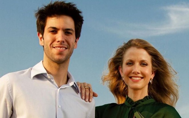 Caio Coppolla e Gabriela Prioli posam para foto com o céu azul ao fundo