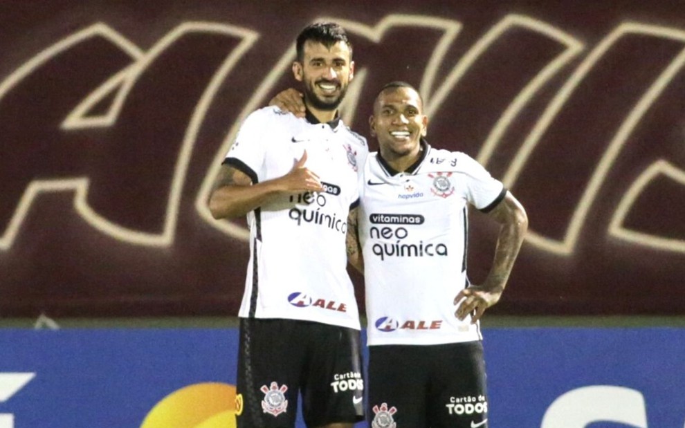 Camacho festeja ao lado de Otero gol pelo Corinthians contra a Ferroviária