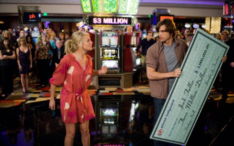Cameron Diaz como Joy e Ashton Jutcher como Jack em cassino no filme Jogo de Amor em Las Vegas
