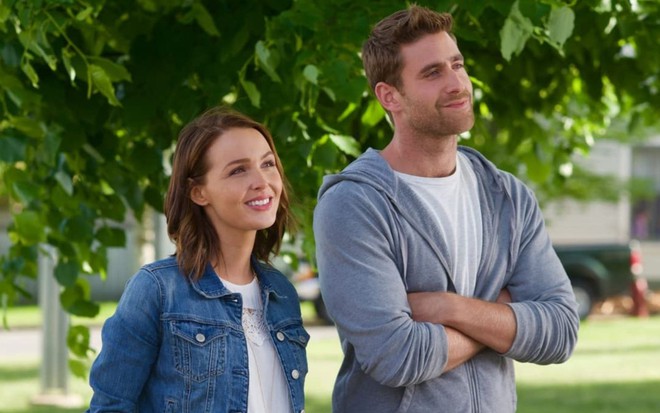 Camilla Luddington e Oliver Jackson-Cohen sorriem e olham para algo fora do quadro em O Que de Verdade Importa (2018)